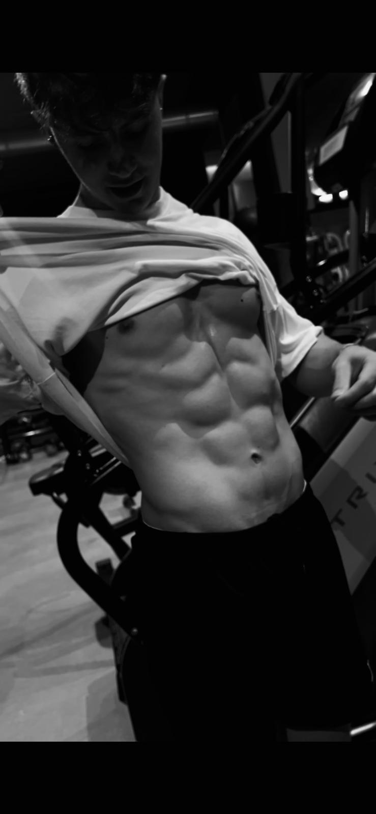 Giovanni Grimaldo mostra la condizione fisica