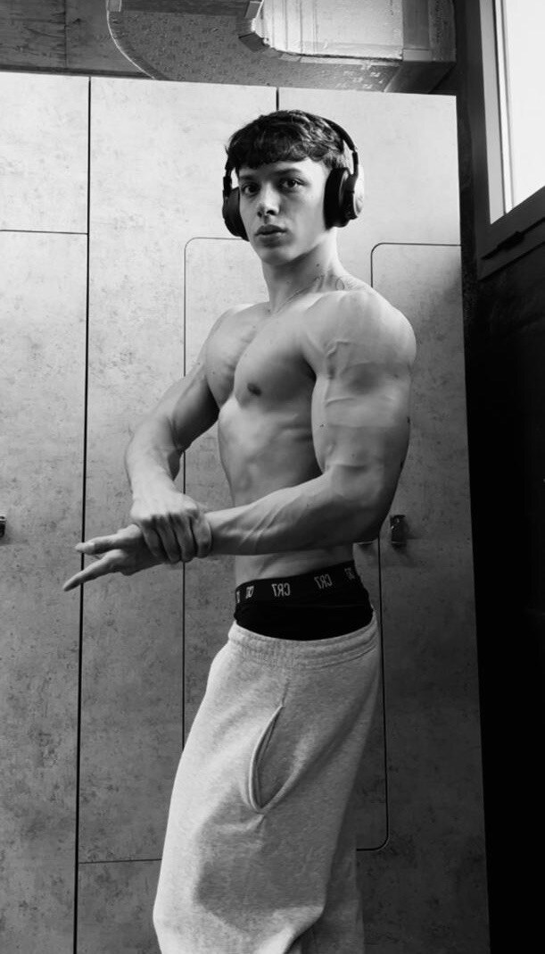 Giovanni Grimaldo in posa in palestra